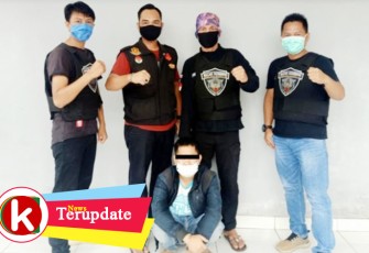 Tersangka (jongkok diborgol) saat diamankan