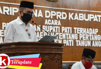 Bupati Haryanto ketika memberikan sambutan dlam rapat paripurna
