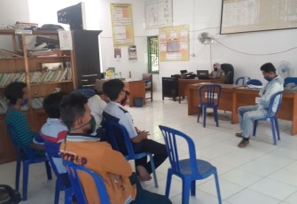 Sejumlah Warga Datangi Kantor Lurah Babatan 