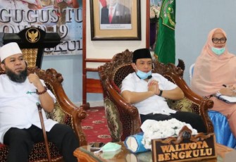 Wali Kota Bengkulu Helmi Hasan Didampingi Wakil Wali Kota Bengkulu Dedy Wahyudi Gelar Rapat Virtual Dengan Kepala Sekolah se-Kota Bengkulu 
