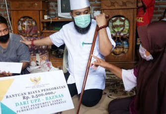 Wali Kota Bengkulu Helmi Hasan Beri Bantuan Biaya Pengobatan 