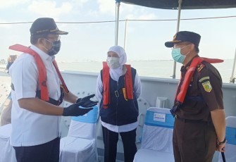 Wakil Ketua DPRD Jatim Sahat Tua Simanjuntak (kiri)