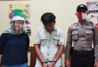 Tersangka (diborgol) saat diamankan