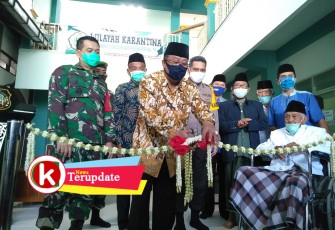 Walikota Blitar Santoso saat Mamotong Pita Sebagai Tanda Peluncuran Pondok Pesantren Tangguh Semeru (foto: Faisal NR / Klikwarta.com) 