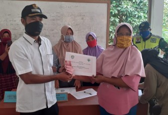 Kepala Desa Tanjung Kuaw Heri Yulianto Membagikan BLT DD Tahap Kedua 