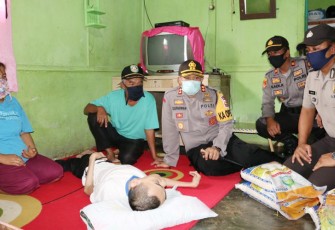 Kapolres Kepahiang saat beri bantuan ke penderita lumpuh
