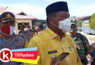 Bupati Aceh Singkil Dulmusrid usai memimpin apel gabungan New Normal di halaman Mapolres setempat.