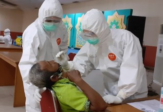 tes swab patugas Masjid Raya Jakarta Islamic Centre.