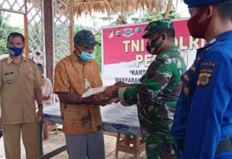 Babinsa Dorbolaang Dampingi Penyaluran Bansos Dirpolairud Polda Sulut