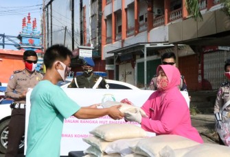 Polda Bengkulu dan Bhayangkari Bagikan 60 Paket Beras Kepada Masyarakat Sekitaran Soeprapto