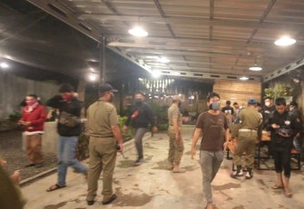 Satpol PP Tegur Warga Tak Kenakan Masker dan Pedagang yang Langgar Ketentuan Jam Operasional