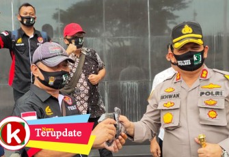 Kapolres Batu Bara Bagikan Masker ke Wartawan