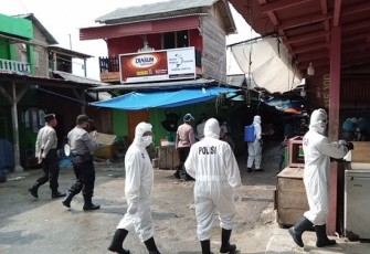 Brimob Polda Lampung Semprotkan Desinfektan ke Fasilitas Umum