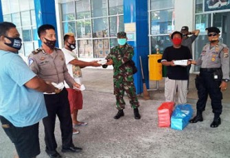 Posko Dapur Lapangan TNI-Polri Bagikan Nasi Kotak