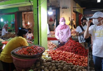 Gubernur Rohidin saat menyambangi para pedagang di PTM Kota Bengkulu