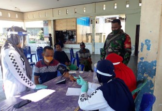 Babinsa Desa Kema Tiga Dampingi Kegiatan Pemeriksaan PTM