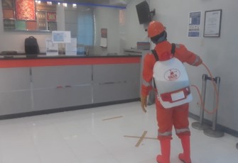 penyemprotan disinfektan dilingkungan kantor BRI Unit Air Joman