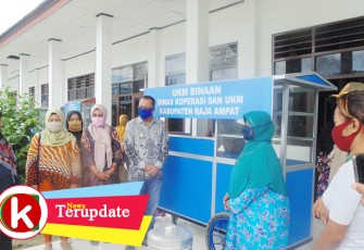 Pemkab Raja Ampat Melalui Dinas Koperasi dan UKM Serahkan Gerobak Pada Pelaku UKM