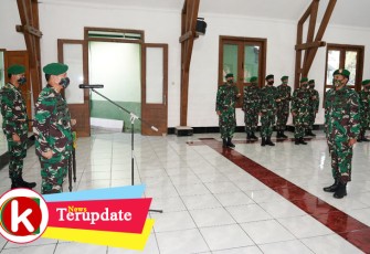 Danrem 074/Warastratama Brigjen TNI Rafael Granada Baay pimpin acara laporan Korps pindah satuan Kepala Staf Korem 074/Warastratama di Aula Makorem setempat.