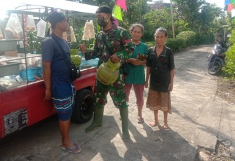 Koptu Eko Bantu Beli Gas untuk Supiyah