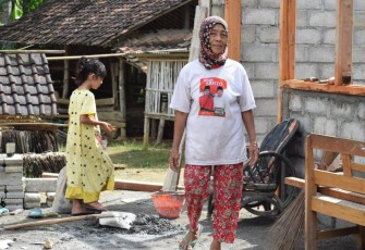 Wiji Ikut Bantu Satgas TMMD Perbaiki Rumahnya