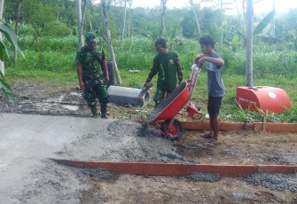 Riyan Ikut Bantu Satgas TMMD Rabat Jalan Bersama Pemuda Desa