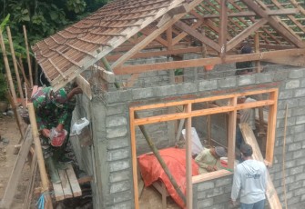 Papan Kayu untuk Pengecoran Mulai Dipasang