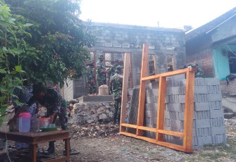 Kopda Wawan Tata Toples Berisi Camilan di Meja