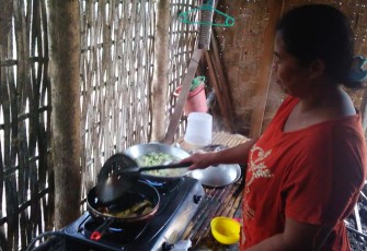 Memasak Buat Anggota Satgas Demi Gotong Royong