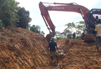 Alat Berat Eksavator Lanjutkan Pekerjaan Pambukaan Jalan Baru Dan Pembuatan Parit Di Lango