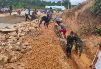 Tentara Ajarkan Budaya Gotong Royong Ditengah Perbedaan
