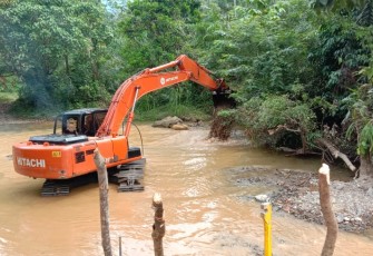 Buka Jalan Antar Dusun Sepanjang 1,5 Km, Satgas TMMD 108 Kodim 0203/Lkt Kerahkan Alat Berat