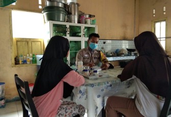 'Door to Door' System Bhabinkamtibmas Desa Marok Tua Sosialisasi Adaptasi Kebiasaan Baru