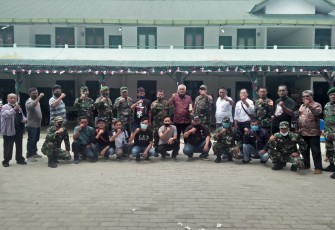 TNI AD di Samosir foto bersama dengan wartawan usai Coffee Morning di halaman Makoramil 03/Pangururan