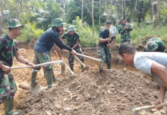 Prajurit 3 Matra bersama Polri Wujudkan Pembangunan di Desa Batu Jongjong Melalui TMMD 108