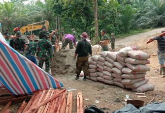 Dansatgas : Buka Jalan Antar Dusun di Desa Batu Jongjong Dihari Pertama TMMD Capai 48 Persen