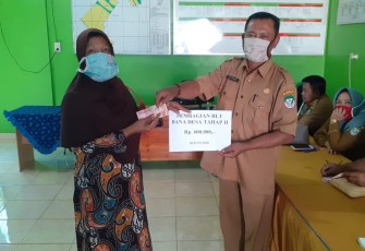 Kades Sido Luhur Salurkan BLT DD Tahap Dua