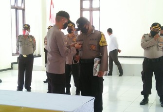 Bhabinkamtibmas Waimital Terima Penghargaan Dari Kapolri