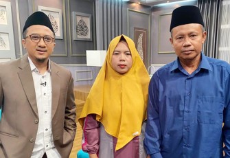Sri dalam acara Nikmatnya Sedekah bersama KH Yusuf Mansur di MNC TV