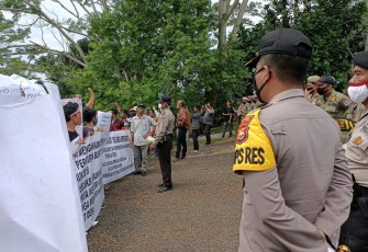 Polres Seluma Polda Bengkulu Amankan Unjuk Rasa Masyarakat Minta Aktifkan Kembali Kades di Seluma