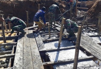 Satgas TMMD Reg Ke-108 Dan Warga Tetap mengerjakan Pengecoran Box Culvert