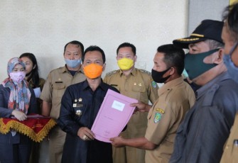 Bupati Bengkulu Tengah Ferry Ramli Serahkan Bantuan Secara Simbolis Kepada Kepala Desa 