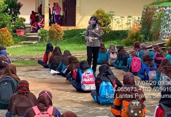 Polres Seluma Himbau Pelajar Lengkapi Kelengkapan Berkendara dan Gunakan Masker