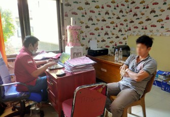 Tersangka saat diinterogasi