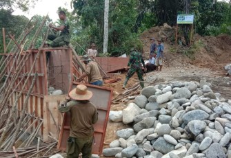 Hari ke-3,Satgas TMMD dan Warga Batu Jongjong Gali Pondasi Jembatan Hasilnya 100 Persen