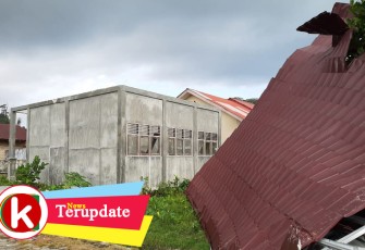 Atap sekolah PAUD Riski Ananda Desa Asantola Pulau Banyak Barat Kabupaten Aceh Singkil yang terbang dan terbongkar ketanah.