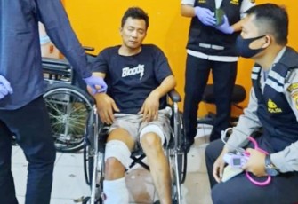 Tersangka (duduk di kursi roda) saat diamankan