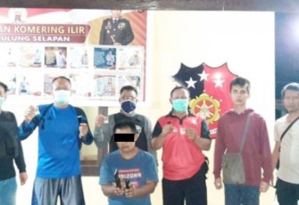 Terduga pelaku (tengah) saat diamankan