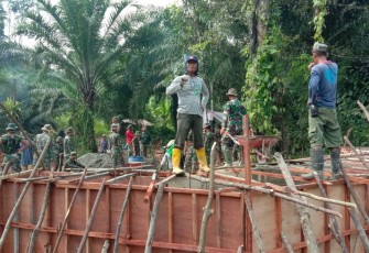 Satgas Dibantu Warga Terus Pacu Pembuatan Jembatan dan Jalan di Desa Batu Jongjong