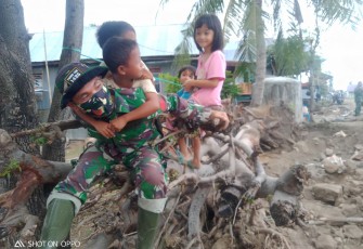 Kehadiran anggota Satgas TMMD ke-108 Kodim Jeneponto memberikan keceriaan dan keakraban bagi anak anak